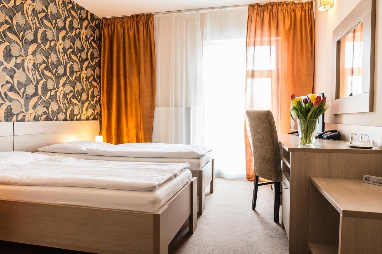 Hotel Dastan Levice Extérieur photo