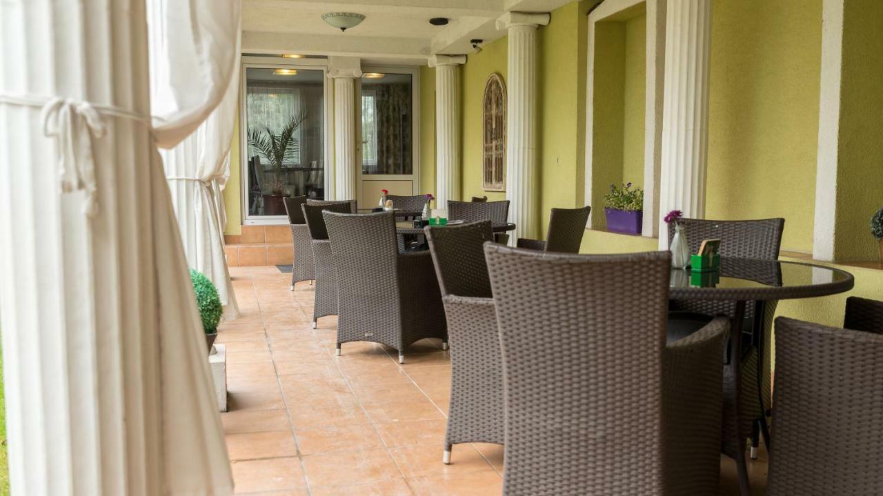 Hotel Dastan Levice Extérieur photo