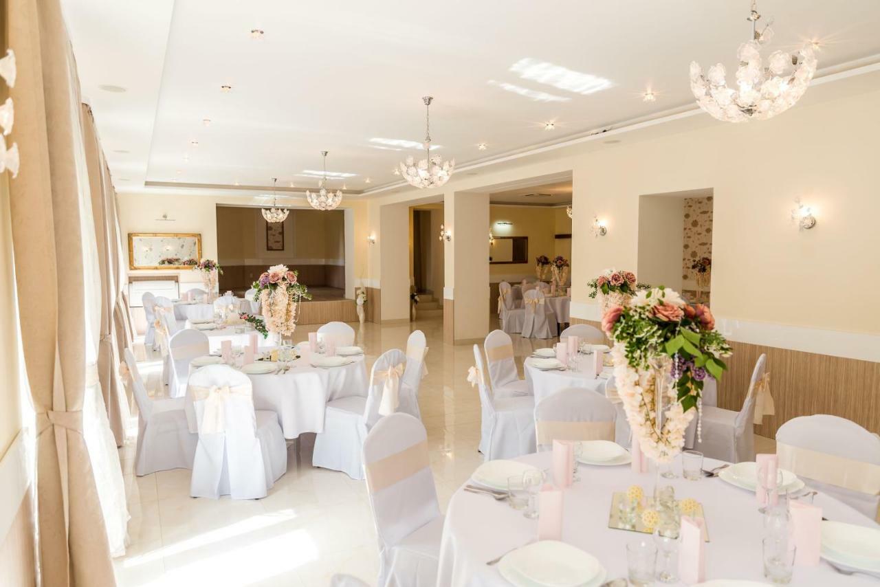 Hotel Dastan Levice Extérieur photo
